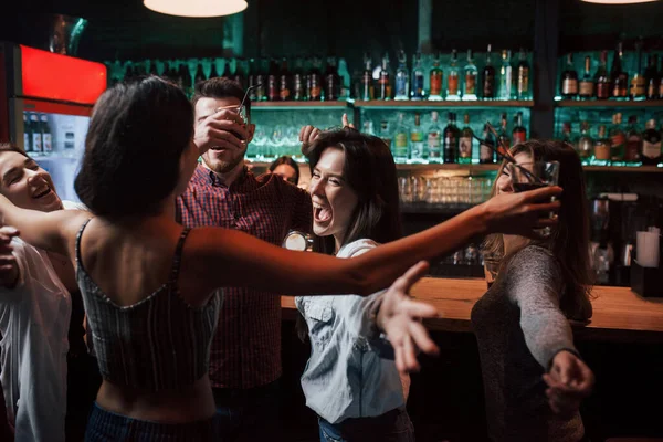 Wide Hugs Beautiful Youth Have Party Together Alcohol Nightclub — Fotografia de Stock