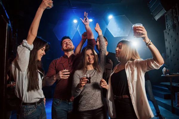 Des Gens Heureux Dansant Dans Boîte Nuit Luxe Avec Différentes — Photo