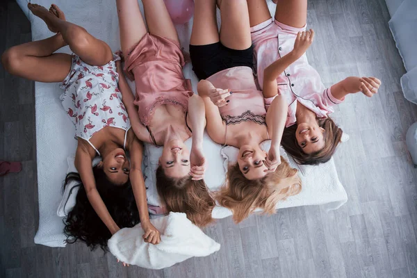 Pasándola Bien Retrato Invertido Chicas Encantadoras Que Yacían Cama Ropa — Foto de Stock