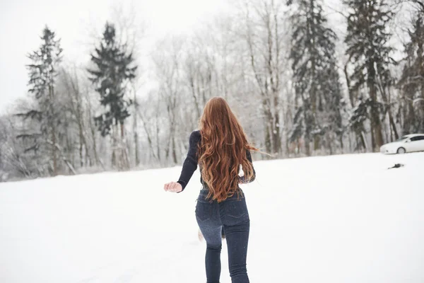 Задний Вид Девушки Длинными Волосами Бежит Рядом Лесом Автомобилю Зимой — стоковое фото