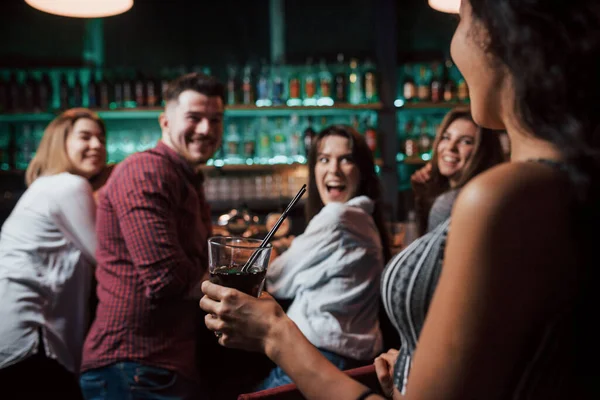 Неожиданная Встреча Красивая Молодежь Веселится Вместе Алкоголем Ночном Клубе — стоковое фото