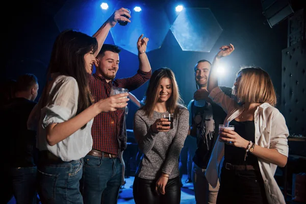 Ragazza Centro Dell Attenzione Persone Felici Che Ballano Nel Night — Foto Stock