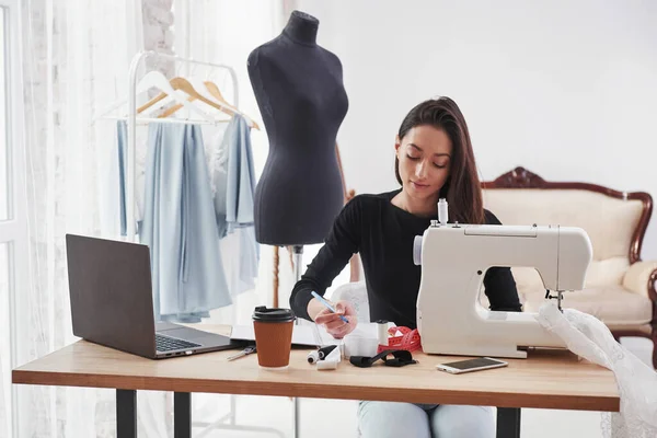 Hace Algunos Cálculos Diseñadora Moda Femenina Trabaja Ropa Nueva Taller —  Fotos de Stock