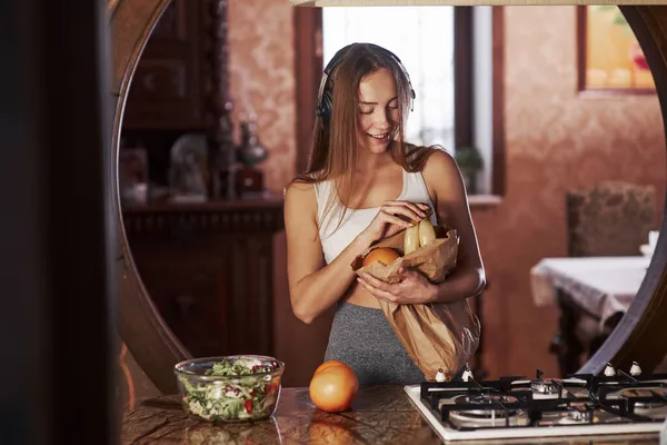 Lägger Till Lite Frukt Ung Kvinna Står Det Moderna Köket — Stockfoto