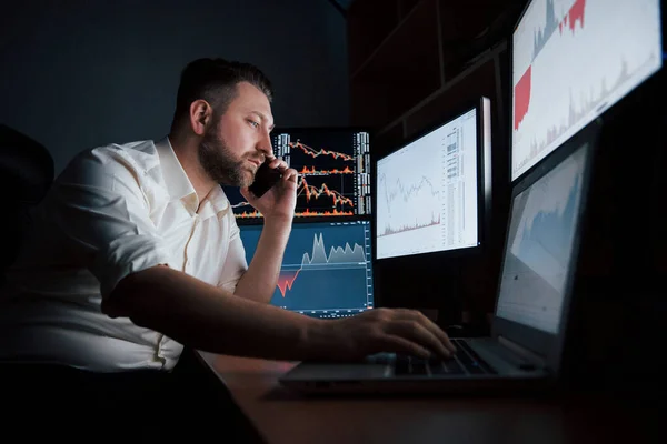 Chiarisce Informazioni Uomo Barbuto Camicia Bianca Hanno Una Chiamata Lavoro — Foto Stock