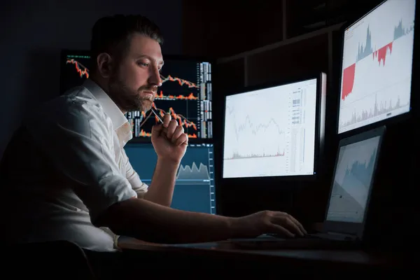 Moderne Möglichkeit Gutes Geld Verdienen Bärtiger Mann Weißen Hemd Arbeitet — Stockfoto