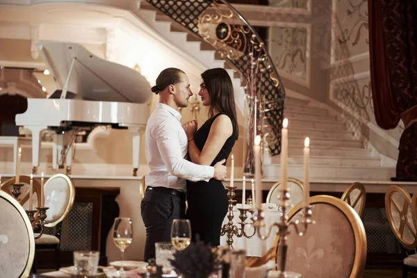 跳舞时间 这对年轻貌美的夫妇晚上在豪华餐厅吃浪漫的晚餐 — 图库照片