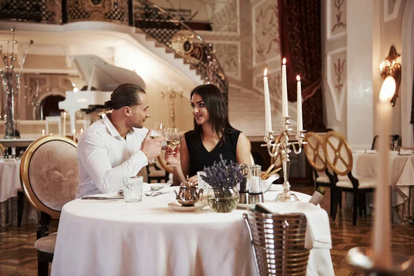 Zijn Gelukkig Samen Mooi Koppel Hebben Romantisch Diner Luxe Restaurant — Stockfoto