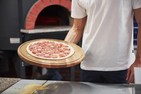 Gehakte Foto Baker Wit Shirt Met Pizza Die Klaar Oven — Stockfoto