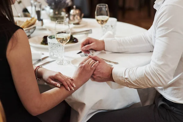 Tederheid Tussen Deze Twee Geliefden Mooi Koppel Hebben Romantisch Diner — Stockfoto
