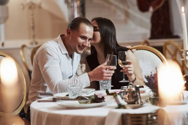 Chica Cuenta Una Historia Divertida Hermosa Pareja Tiene Una Cena — Foto de Stock