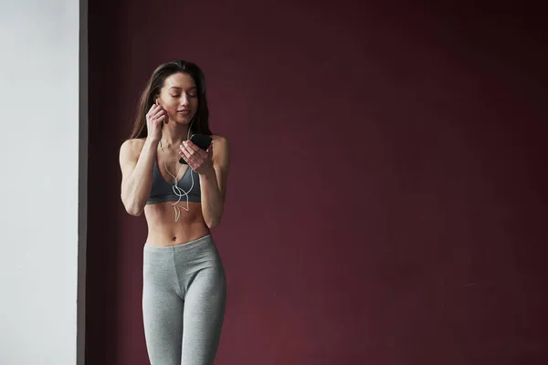 Gefühlte Freude Mädchen Mit Gutem Fitnesstyp Machen Übungen Geräumigen Raum — Stockfoto