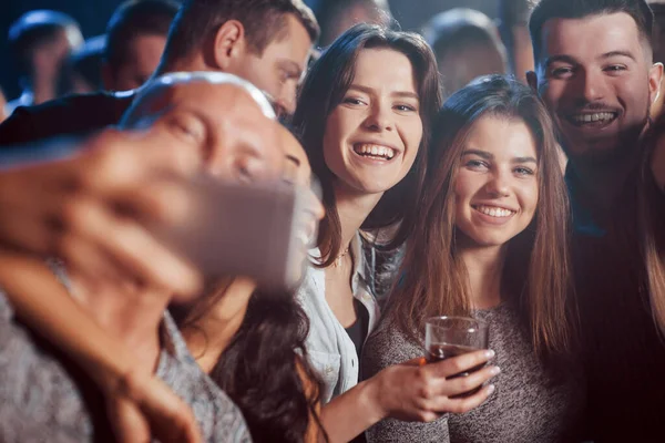Everyone Show Your Teeth Friends Taking Selfie Beautiful Nightclub Drinks — Foto Stock