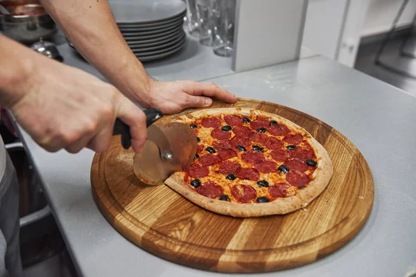 Snij Stukken Foto Van Bereide Heerlijke Pizza Met Worstjes Olijven — Stockfoto