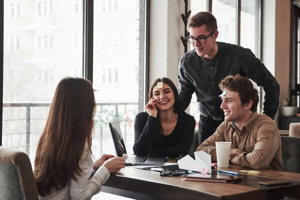 Победитель выстоял. Веселюсь в офисе. Дружелюбные коллеги играют в перерыве.