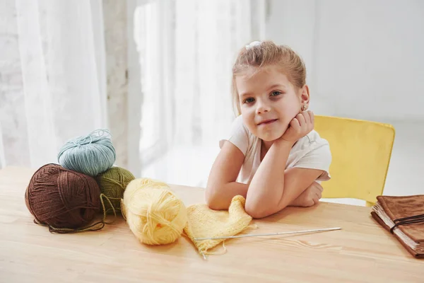 Tyle Nici Dzieciak Robi Drutach Domu Cute Little Girl Siedzi — Zdjęcie stockowe