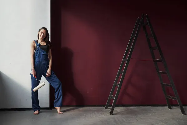 Looks Job Well Done Young Housewife Decided Glue Wallpaper Her — Stock Photo, Image