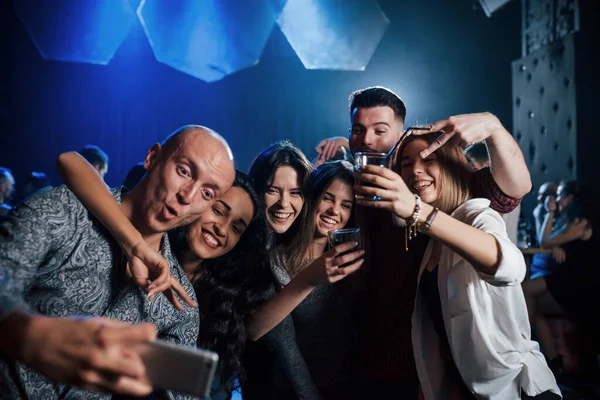 Making Funny Face Friends Taking Selfie Beautiful Nightclub Drinks Hands — стоковое фото