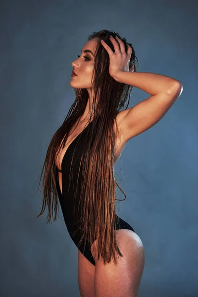Heiße Atmosphäre Mädchen Mit Massageöl Auf Ihrem Körper Posiert Studio — Stockfoto
