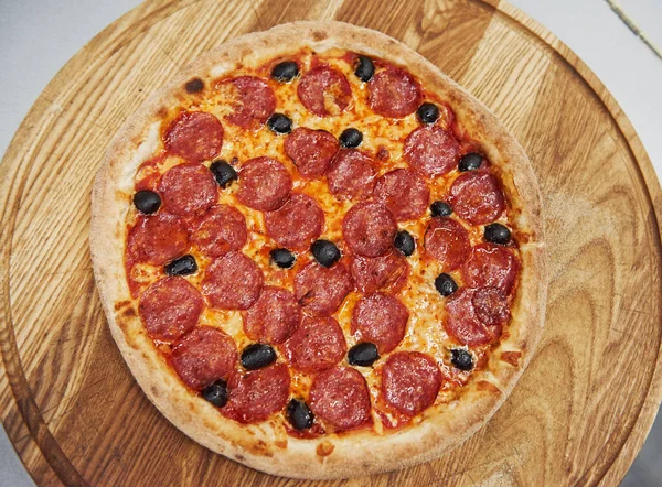 Bovenaanzicht Foto Van Bereide Heerlijke Pizza Met Worstjes Olijven — Stockfoto