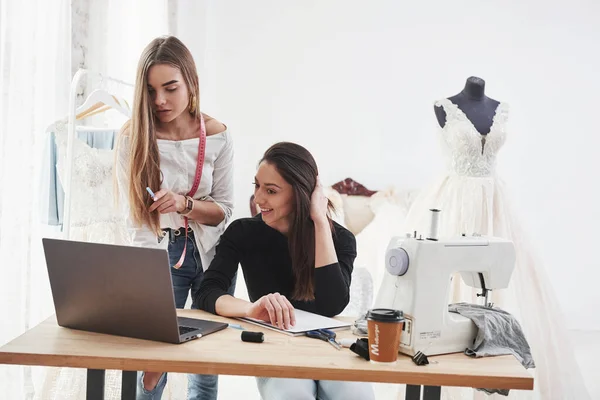 Nuestro Vestido Será Perfecto Dos Diseñadoras Moda Trabajan Ropa Nueva —  Fotos de Stock