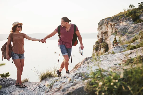 Dos Hombres Mujeres Turistas Con Mochilas Suben Cima Montaña Disfrutan —  Fotos de Stock
