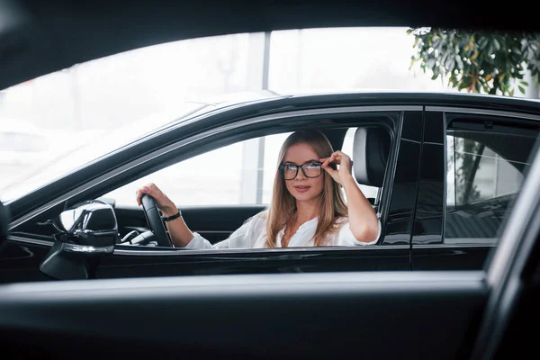 Nagy Ablakokhoz Gyönyörű Szőke Lány Autó Modern Fekete Belső — Stock Fotó