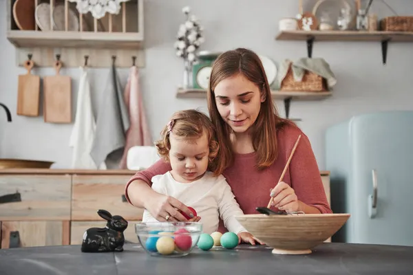 Senny Poranek Matka Uczy Córkę Malować Jajka Święta Wielkanocne — Zdjęcie stockowe