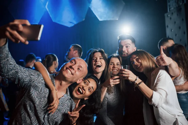 Pulgar Alcohol Arriba Amigos Tomando Selfie Hermoso Club Nocturno Con — Foto de Stock