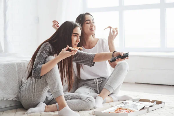 Make Louder Sisters Eating Pizza Watching While Sits Floor Beautiful — Stock Photo, Image