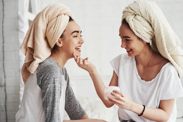 Havlular Kafaya Yüzünde Beyaz Maske Kullanarak Cilt Bakımı Kavramı Kız — Stok fotoğraf