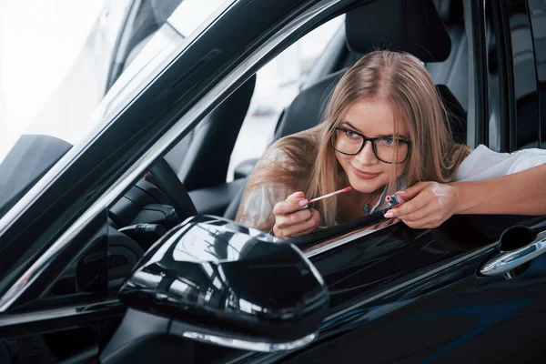 Color Suave Hermosa Chica Rubia Sentada Coche Nuevo Con Interior — Foto de Stock