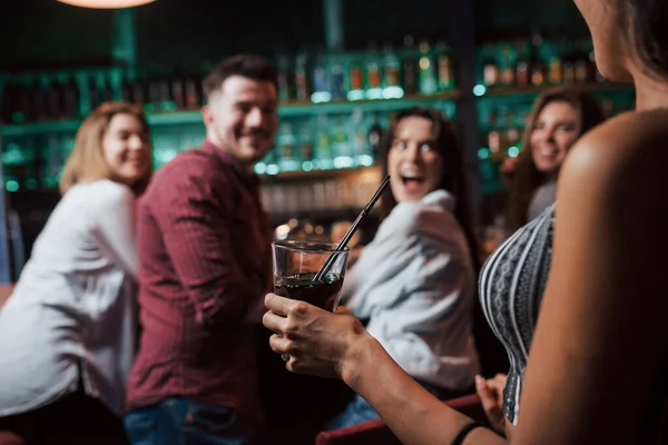 Vriend Gekomen Mooie Jeugd Hebben Feest Samen Met Alcohol Nachtclub — Stockfoto