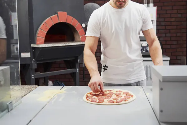 Gewone Werkdag Baker Wit Shirt Zet Worst Ringen Heerlijke Pizza — Stockfoto