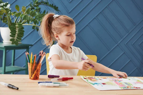 Creatief Proces Schattig Klein Meisje Kunstacademie Tekent Haar Eerste Schilderijen — Stockfoto