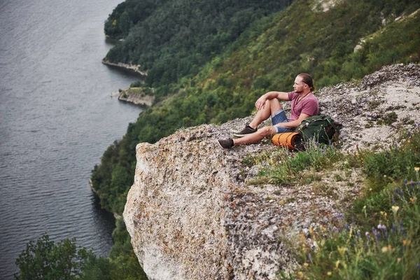 Traveller Backpack Sitting Top Mountain Enjoying View Water Surface Traveling — Stock Photo, Image