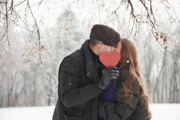 Поцелуй Цензурированный Красным Сердцем Прекрасная Молодая Пара Хорошо Проводит Время — стоковое фото