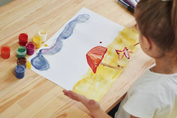 Diversi Tipi Colori Bambina Sta Disegnando Usando Guazzo Pennello Imparare — Foto Stock