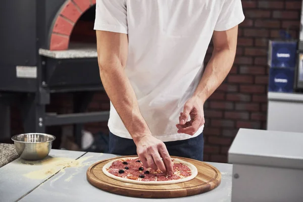 Professioneel Zijn Werk Baker Wit Shirt Zet Olijven Heerlijke Pizza — Stockfoto