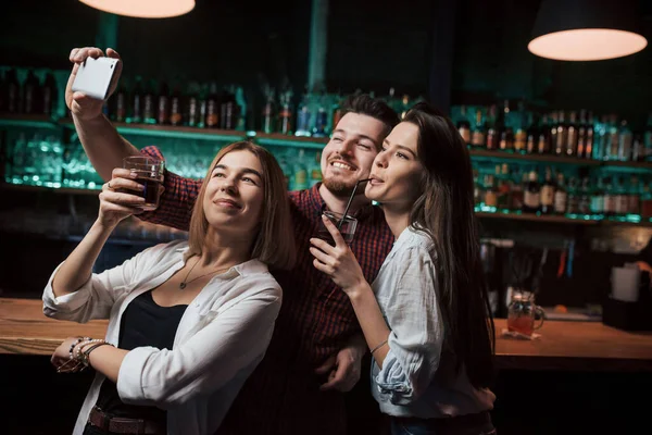 Près Bar Avec Alcool Amis Prenant Selfie Dans Une Belle — Photo