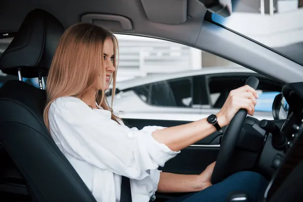 Siente Satisfacción Hermosa Chica Rubia Sentada Coche Nuevo Con Interior — Foto de Stock