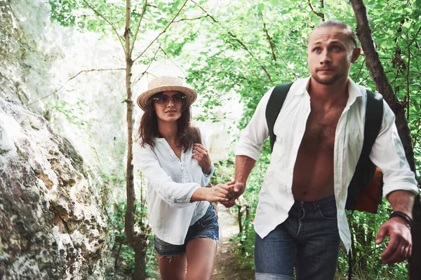 Dos Excursionistas Con Mochilas Espalda Naturaleza Hombre Mujer Tomados Mano —  Fotos de Stock