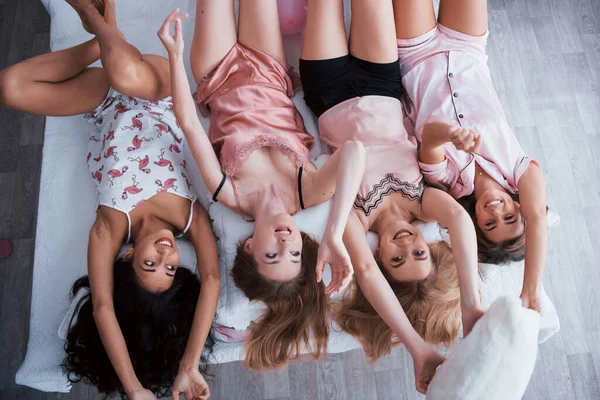 Brincar Com Almofada Retrato Invertido Meninas Encantadoras Que Deitado Cama — Fotografia de Stock