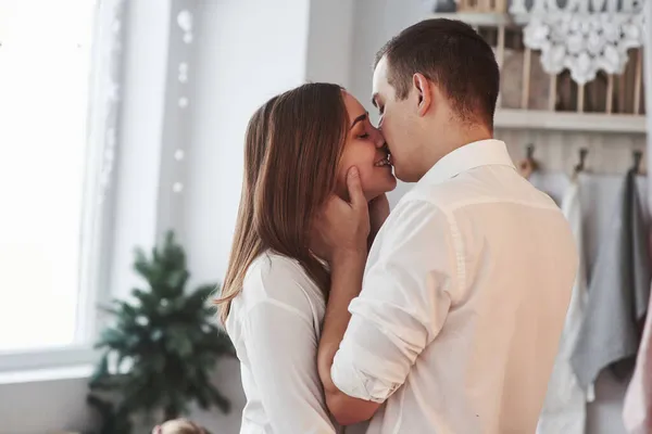 Estou Sentir Bem Casal Feliz Beijar Cozinha Tendo Bom Fim — Fotografia de Stock