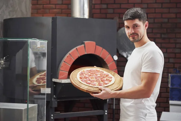 Vriendelijke Werknemer Baker Wit Shirt Met Pizza Die Klaar Oven — Stockfoto