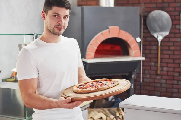 Goed Gedaan Baker Wit Shirt Met Pizza Die Klaar Oven — Stockfoto