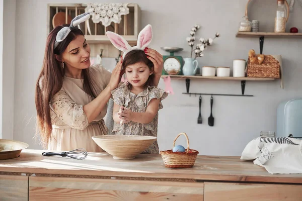 Przytulna Atmosfera Matka Córka Uszach Króliczka Wielkanoc Zabawić Się Kuchni — Zdjęcie stockowe