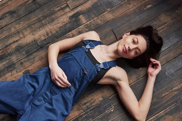 Vista Dall Alto Ragazza Uniforme Blu Lavoro Sdraiato Sul Pavimento — Foto Stock