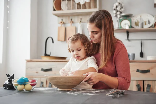 Przygotowuję Się Matka Uczy Córkę Malować Jajka Święta Wielkanocne — Zdjęcie stockowe
