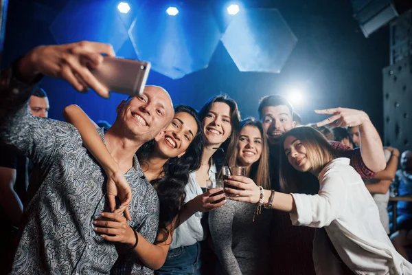 Groupe Personnes Amis Prenant Selfie Dans Une Belle Boîte Nuit — Photo